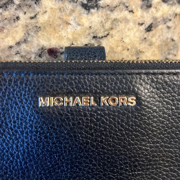 Michael Kors wallet/wristlet, full leather, black and gold - Picture 6 of 6